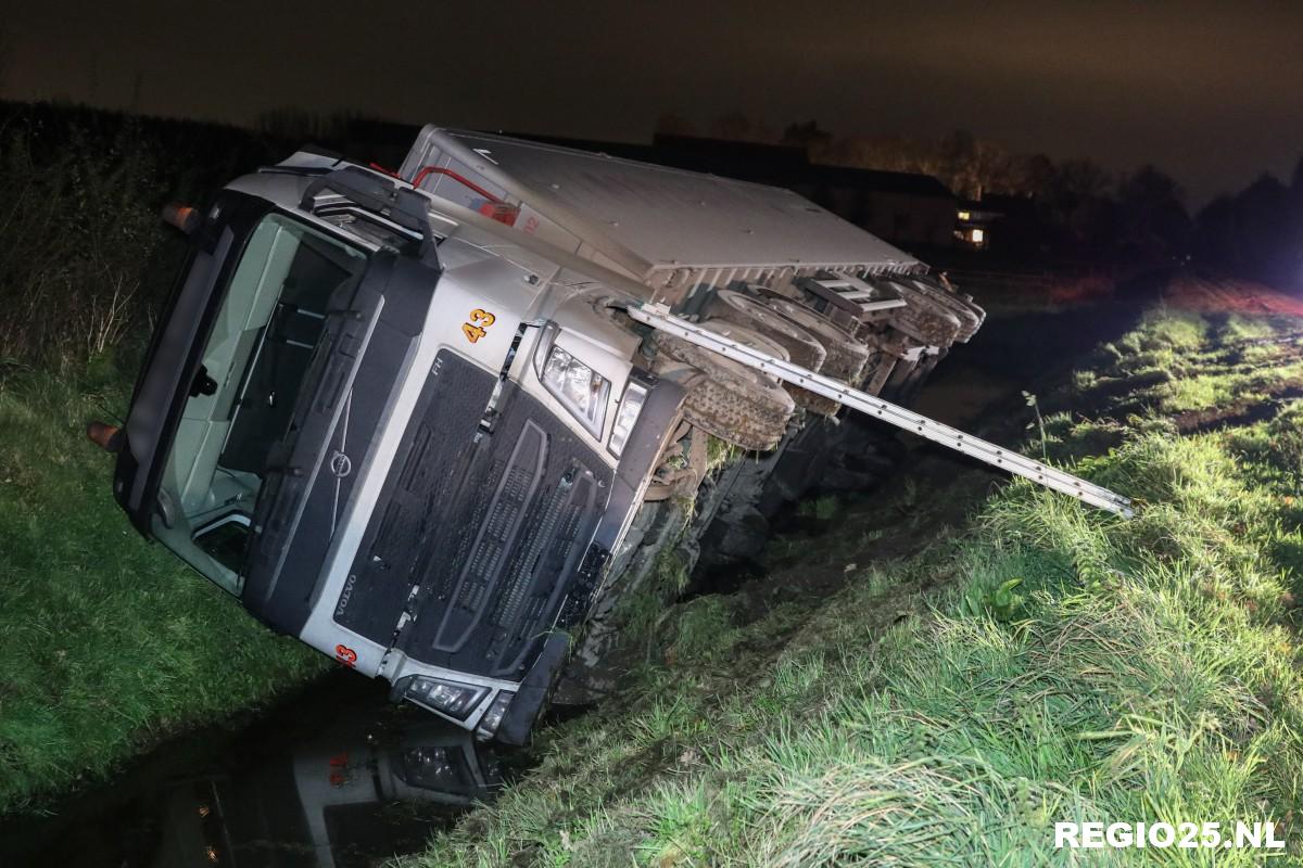 Vrachtwagen belandt in de sloot