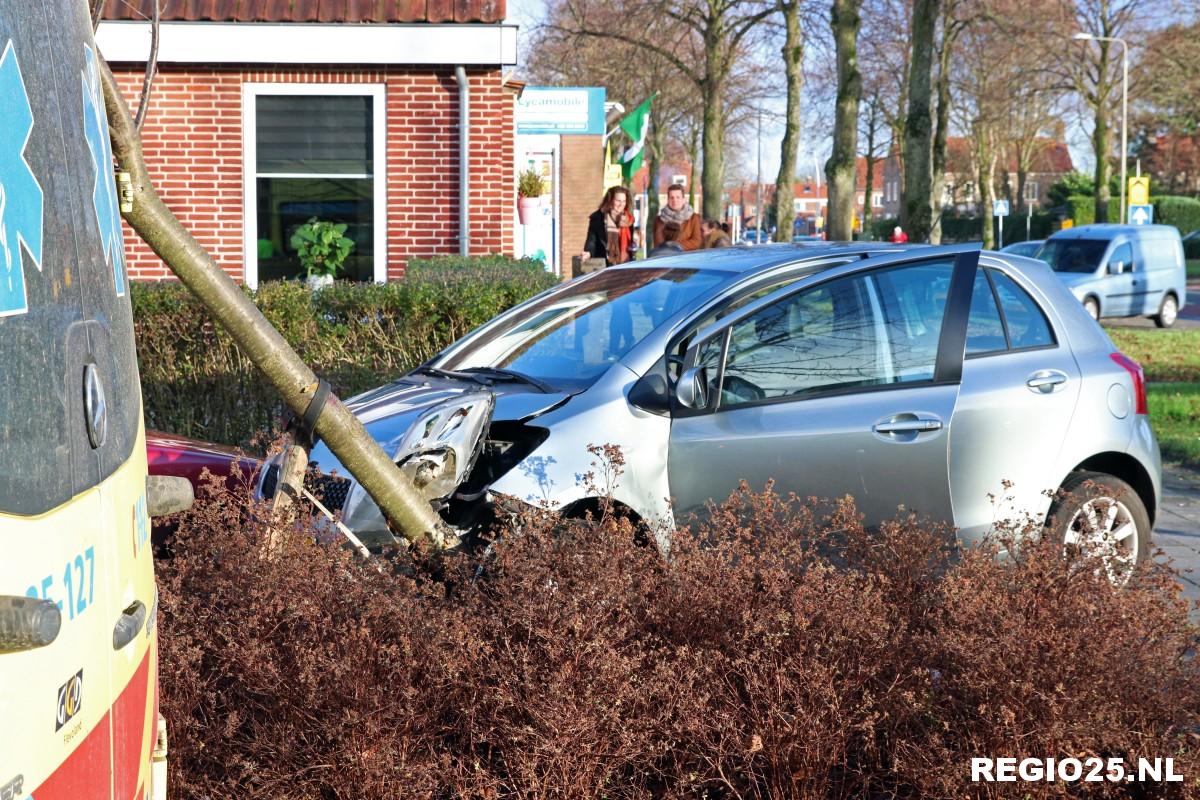 Man botst met auto tegen boom