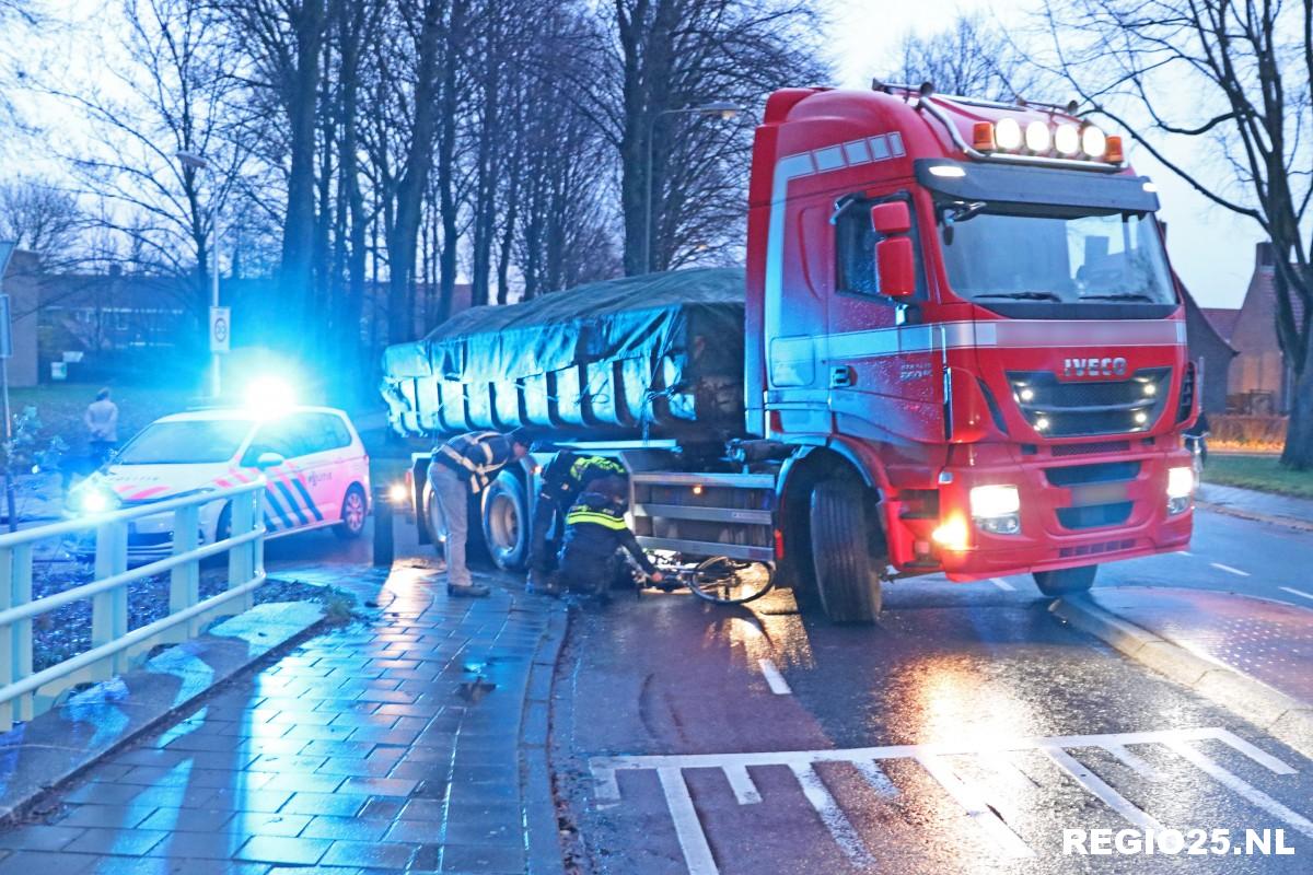 Fiets onder vrachtwagen na botsing