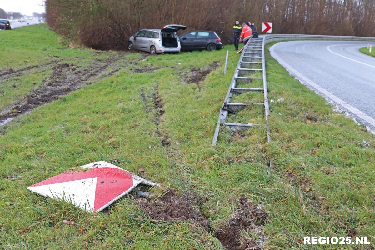 Twee auto’s glijden van de A6 af