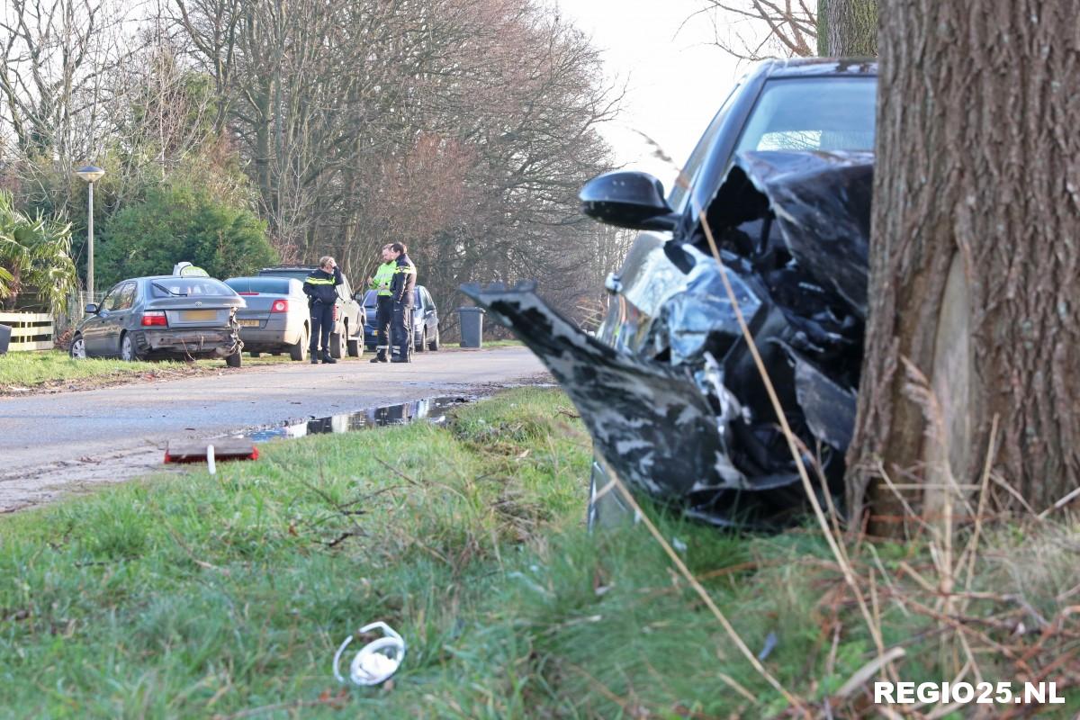 Auto tegen boom na aanrijding