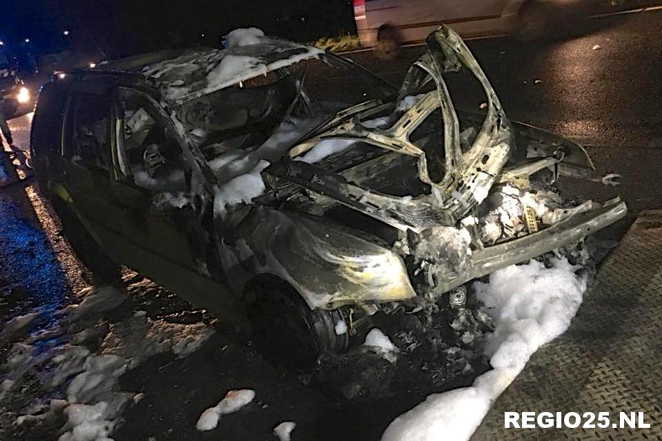 Auto brandt uit na aanrijding op A6