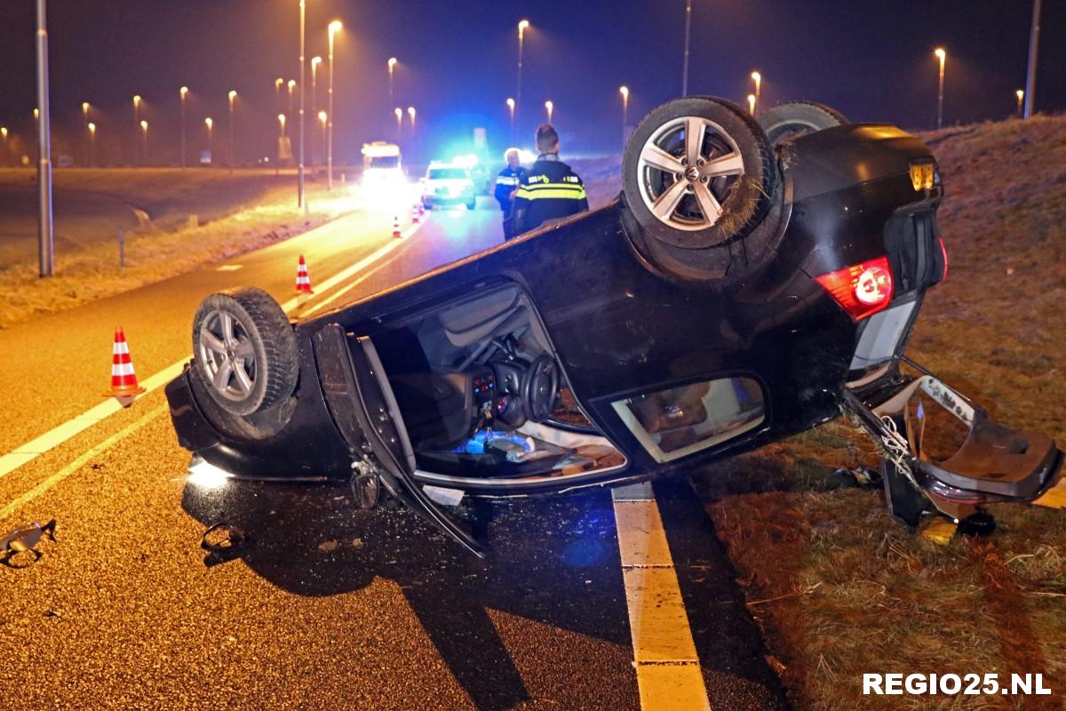 Auto rijdt van talud en eindigt op de kop