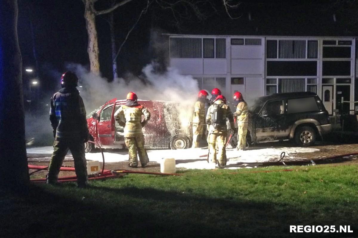 Twee geparkeerde auto’s in brand