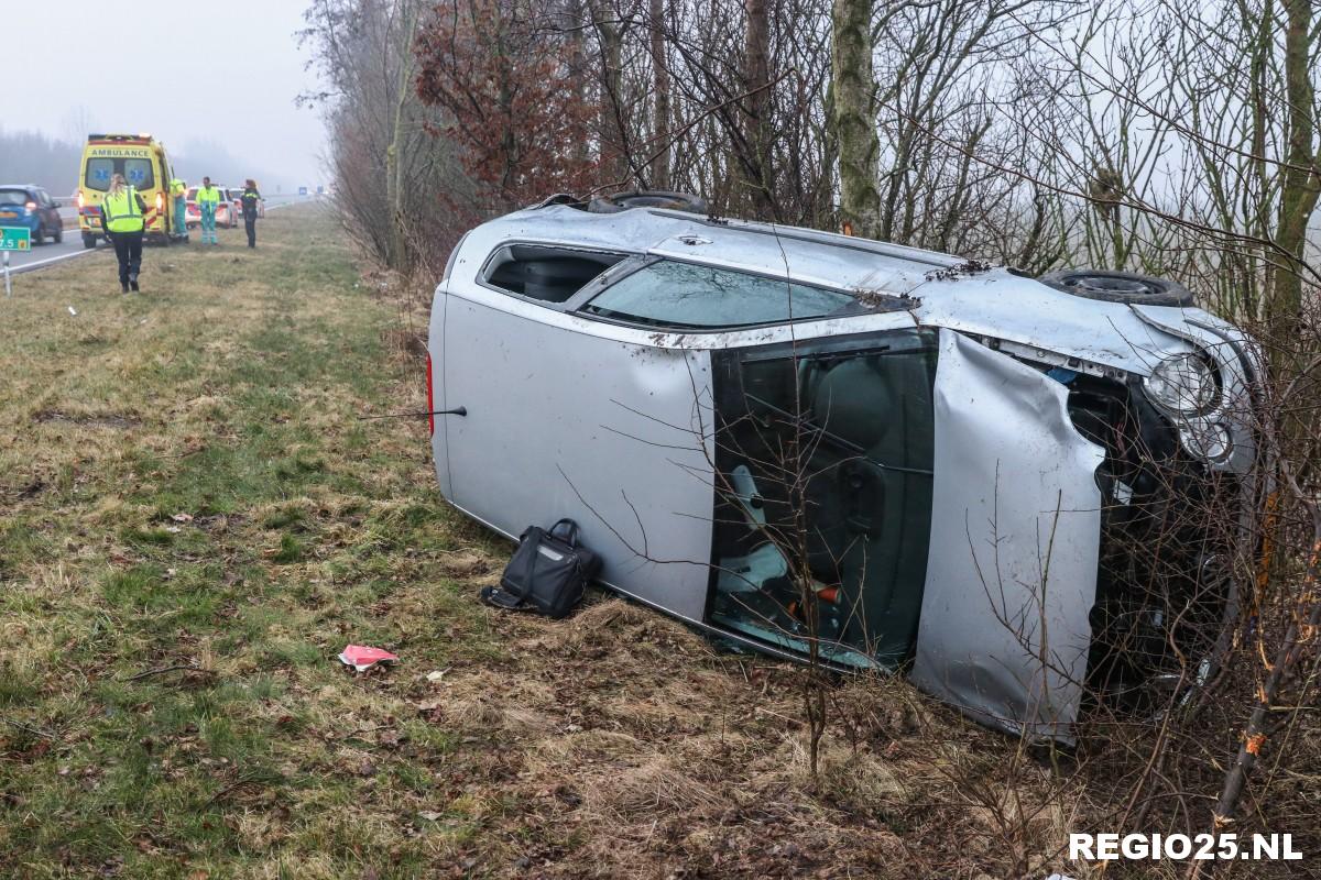 Gekantelde auto naast oprit N50