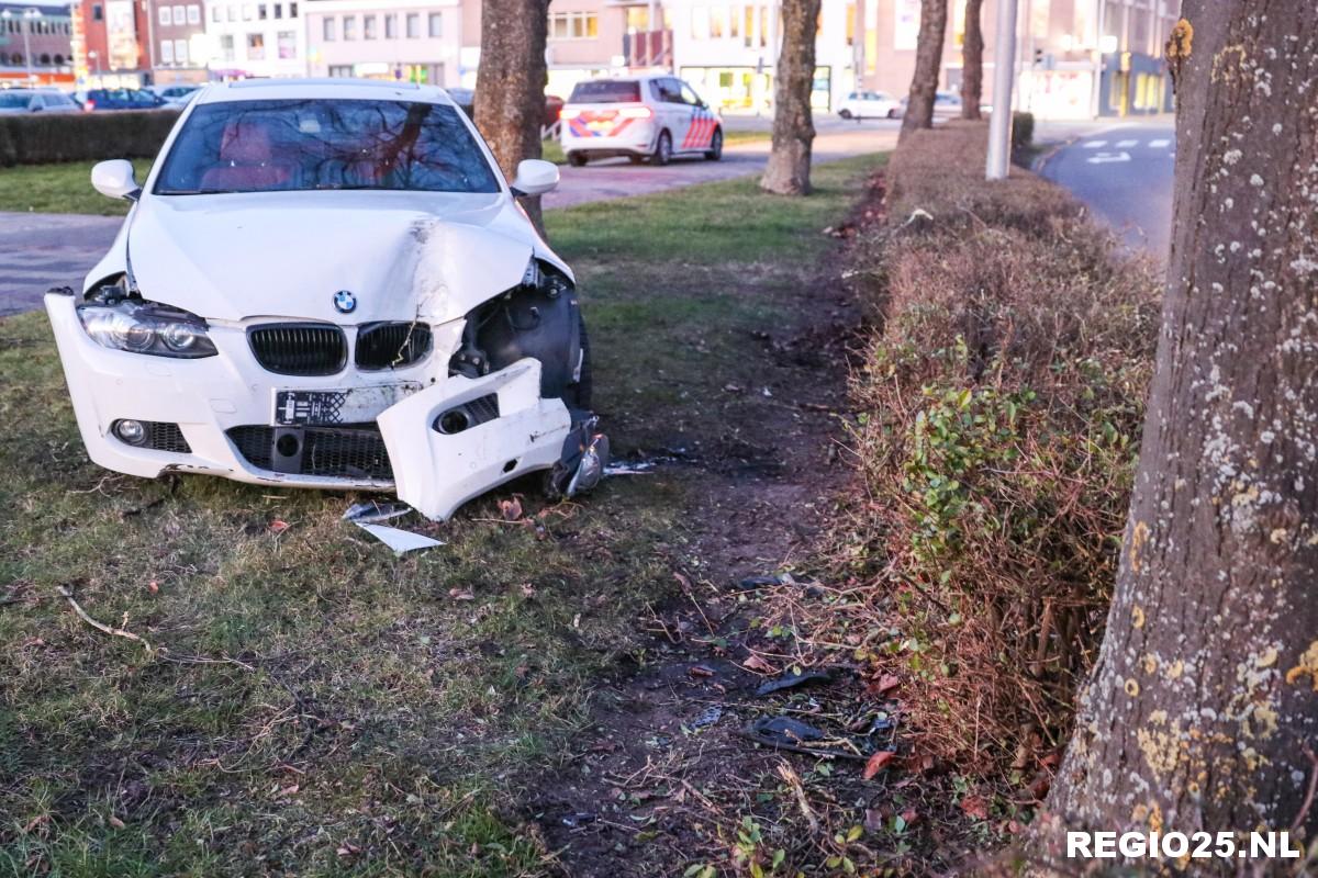 BMW botst frontaal tegen boom