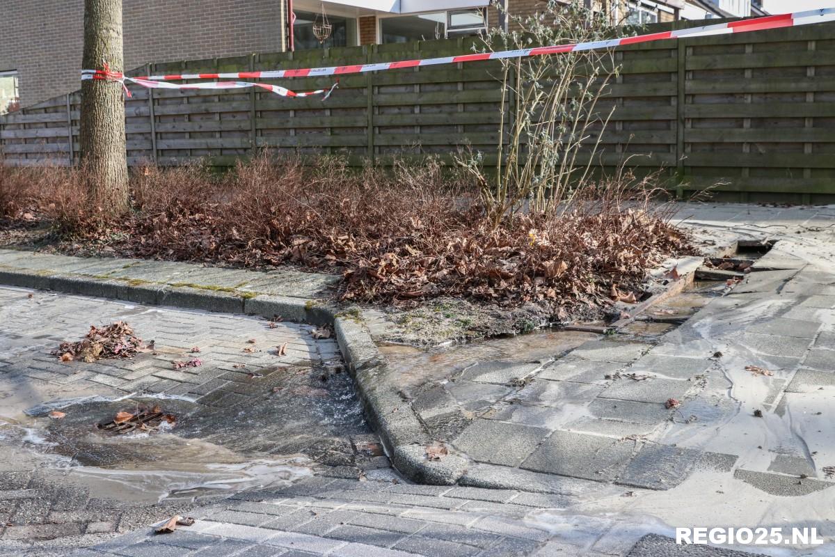 IJs op straat door geknapte waterleiding