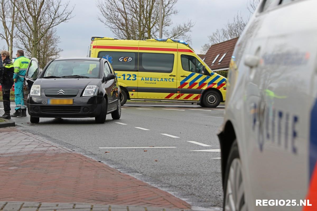 Auto botst met fietser