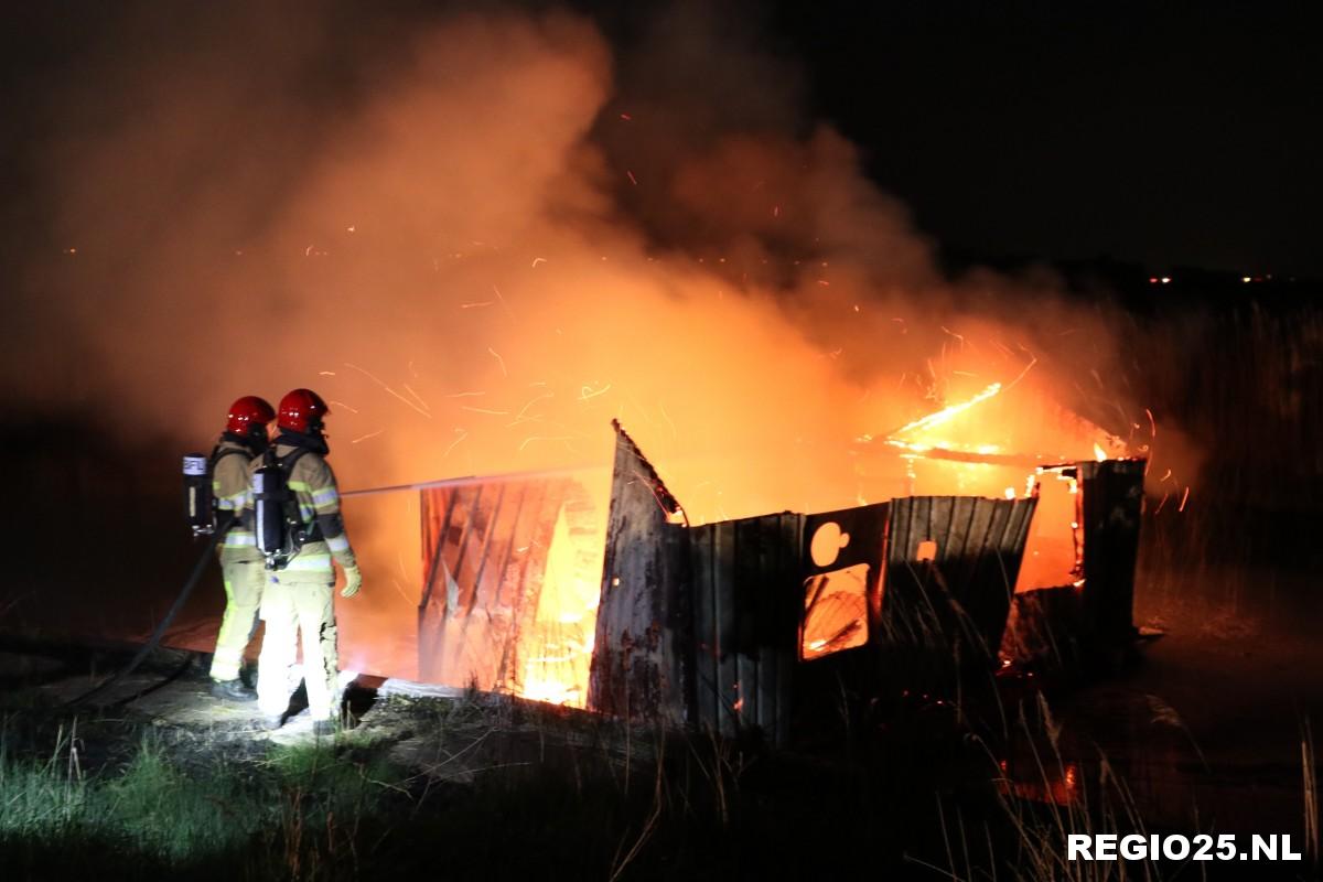 Boot uitgebrand langs De Meer