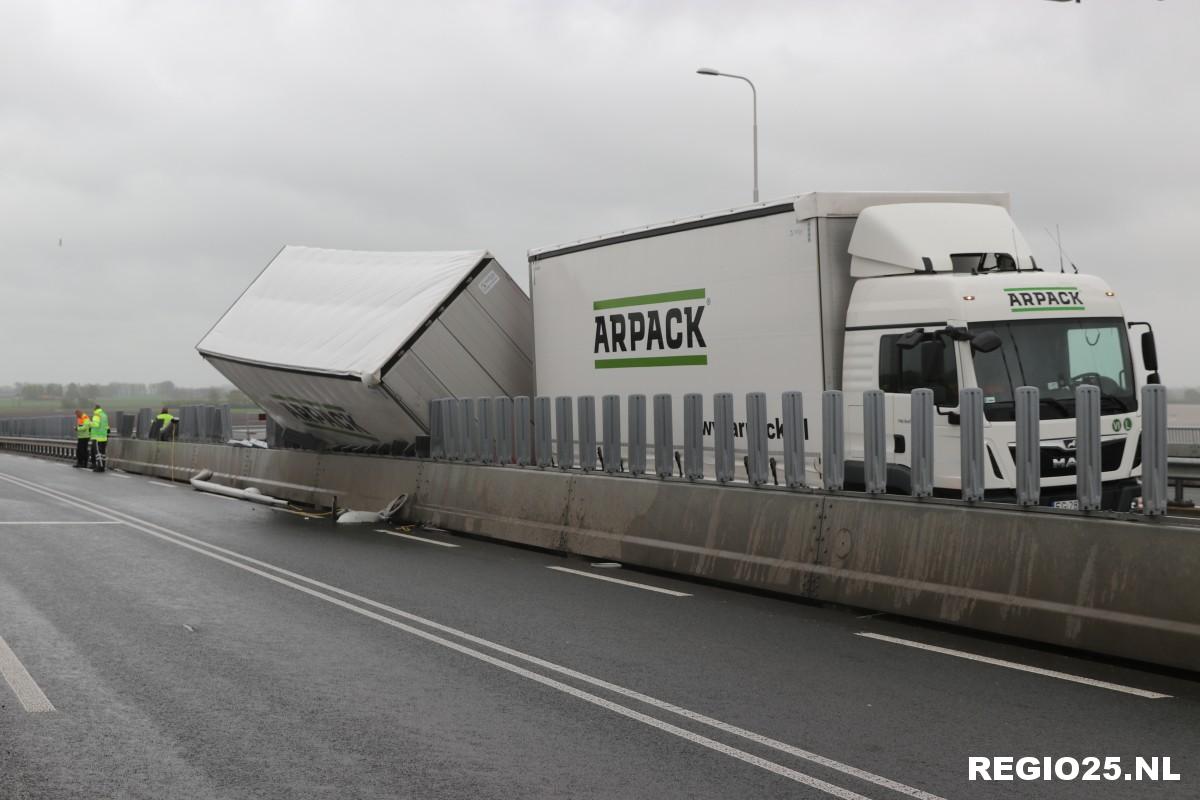 Aanhanger vrachtwagen kantelt op N50