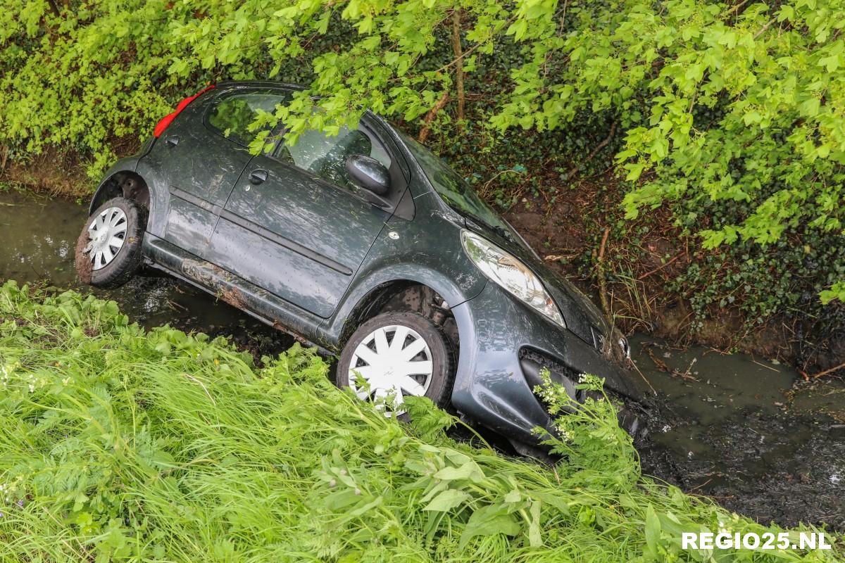 Auto in sloot naast Domineesweg