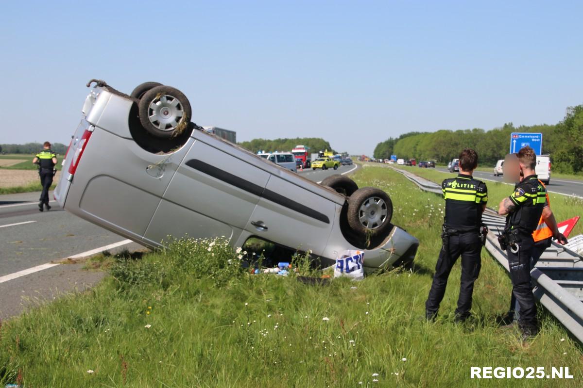 Bestelauto op A6 over de kop