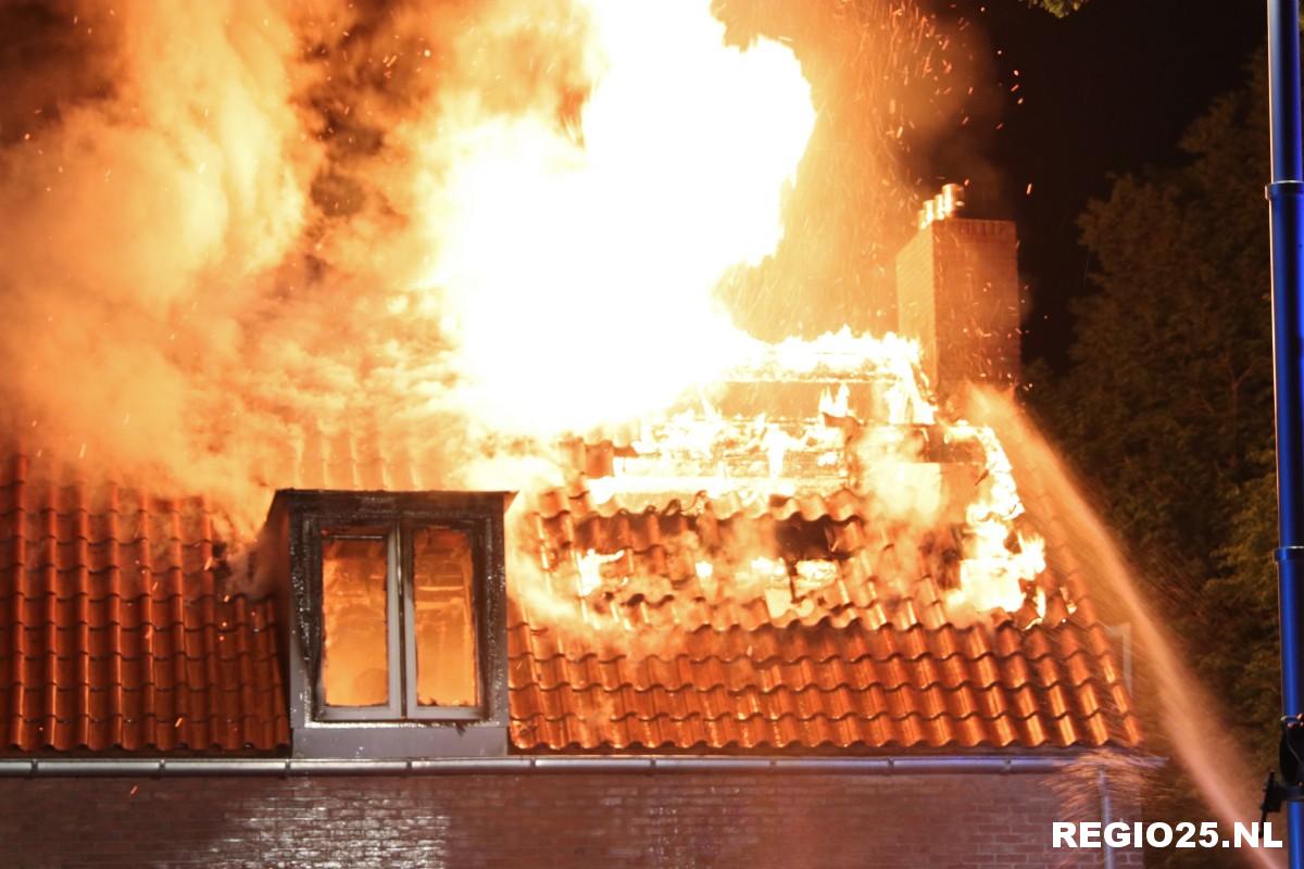 Uitslaande brand verwoest hoekwoning