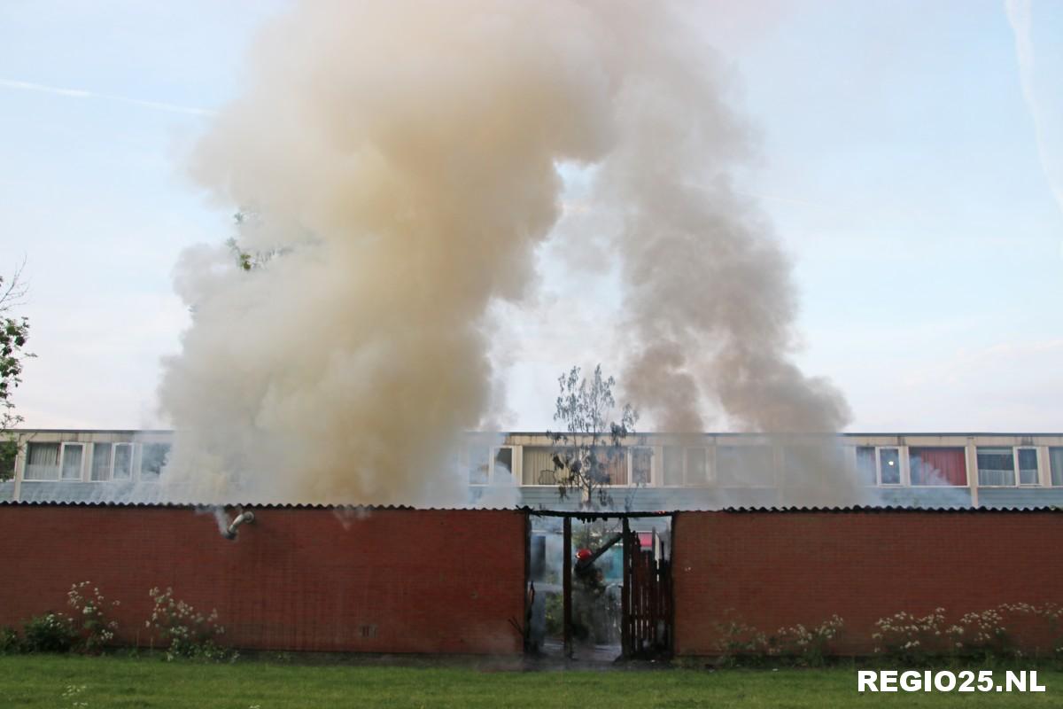 Felle brand verwoest schuurtjes