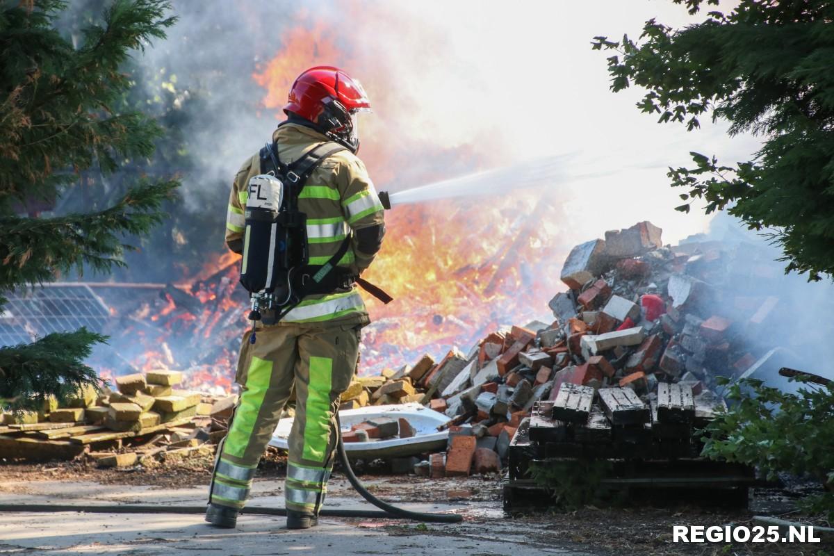 Forse buitenbrand langs Lemsterweg