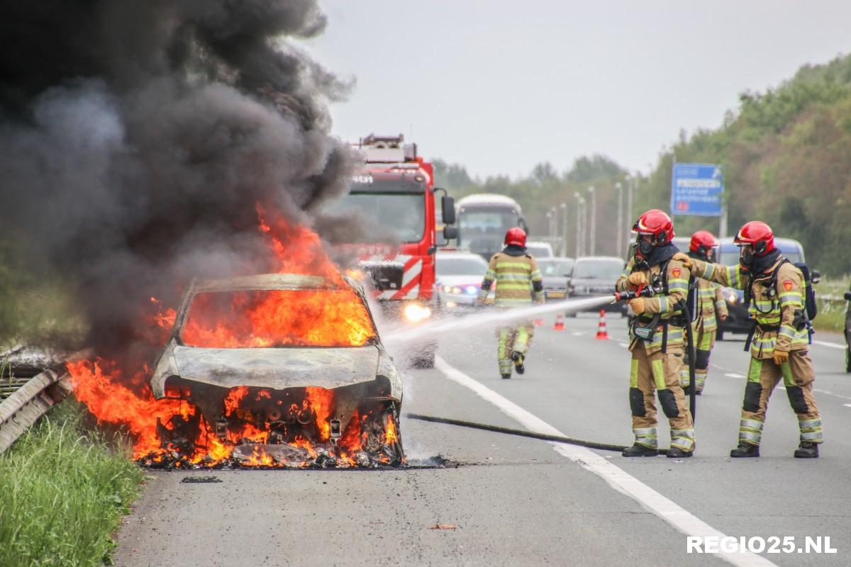 Auto brandt volledig uit op A6