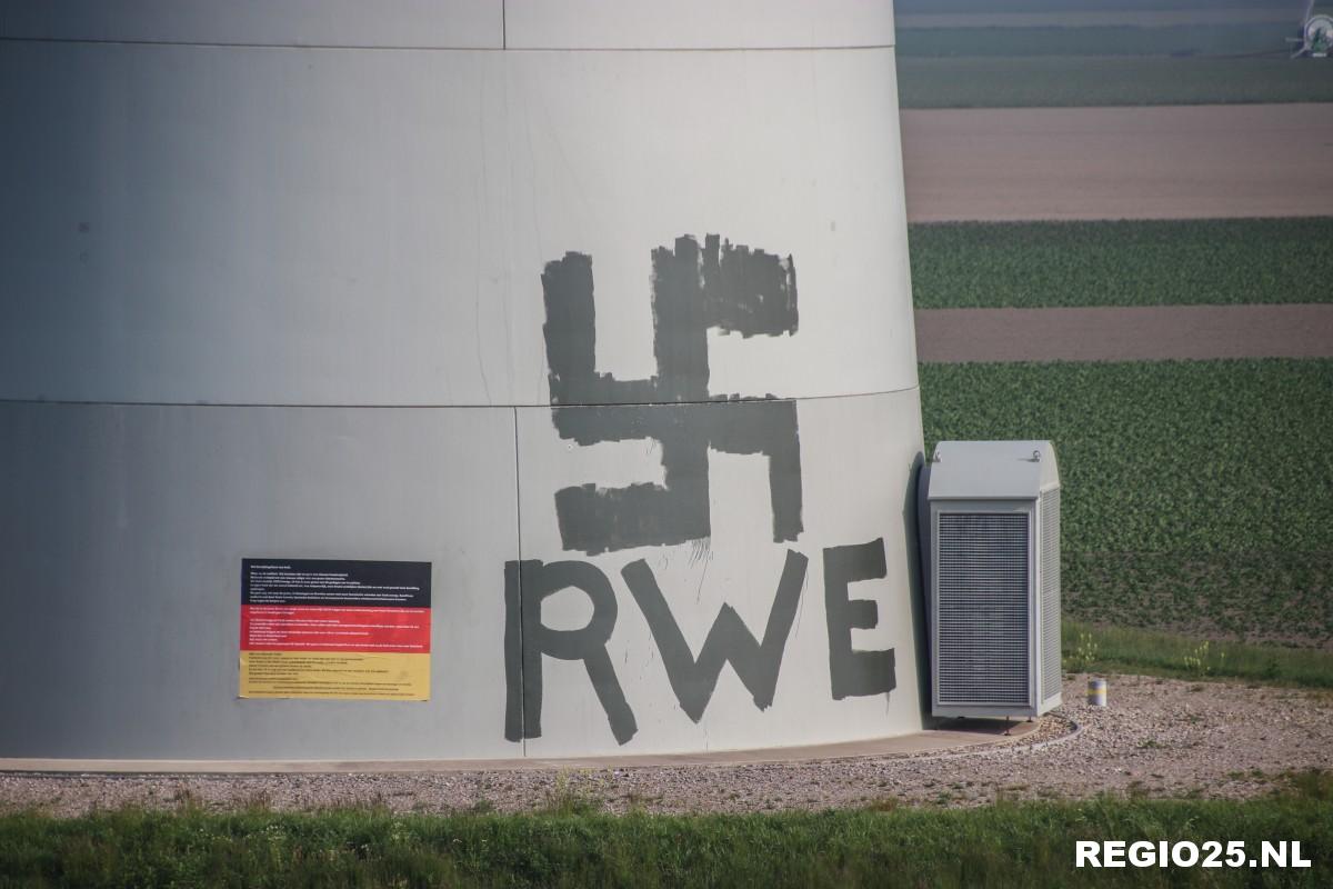 Hakenkruis en Duitse vlag op windmolen