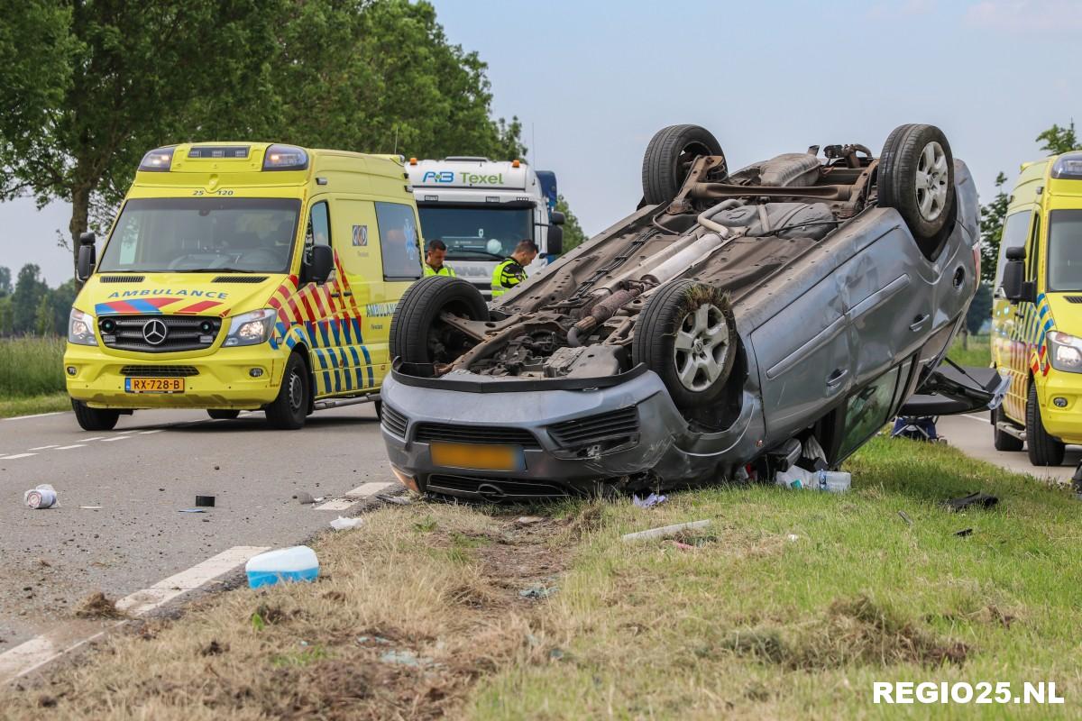 Auto over de kop na aanrijding