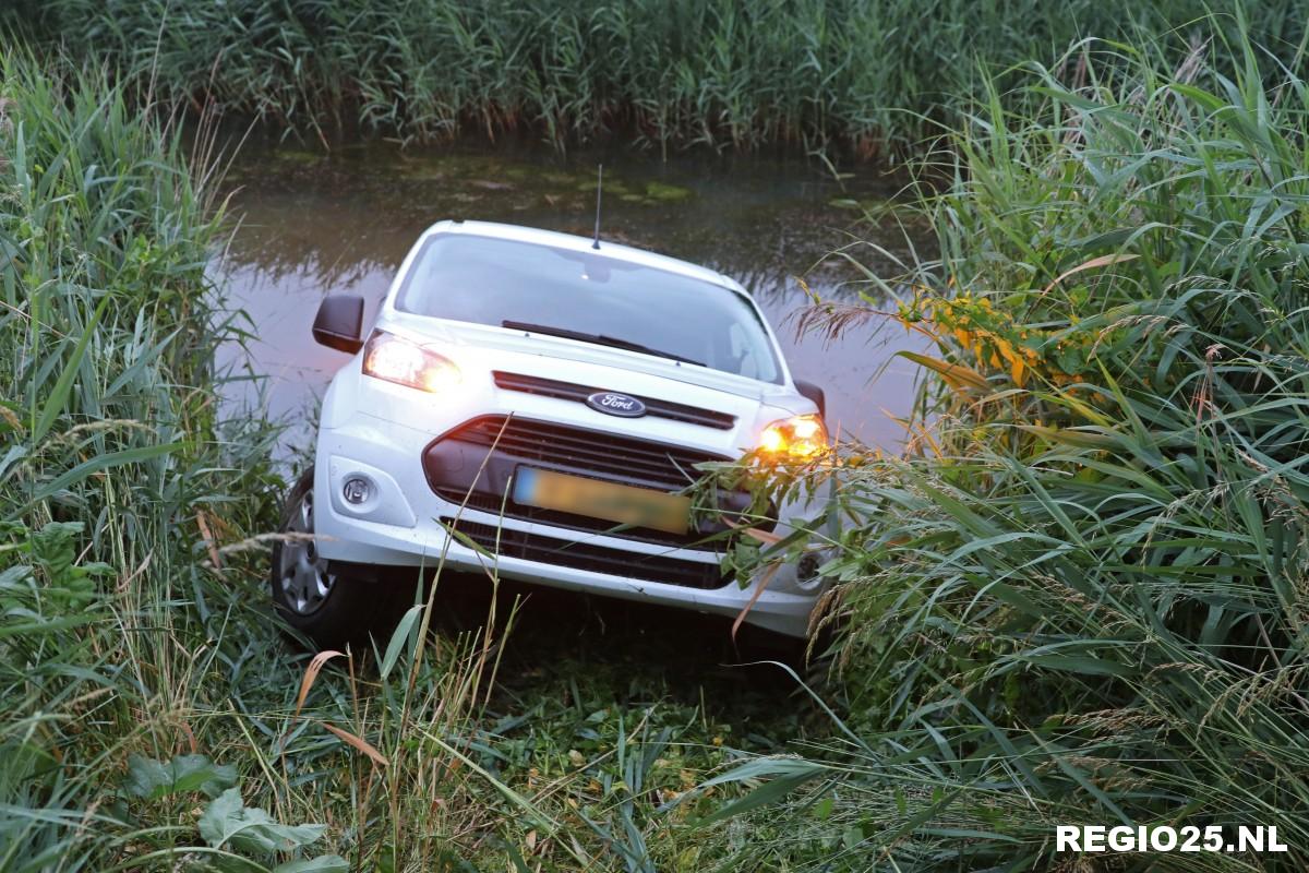 Auto te water naast Zuiderringweg