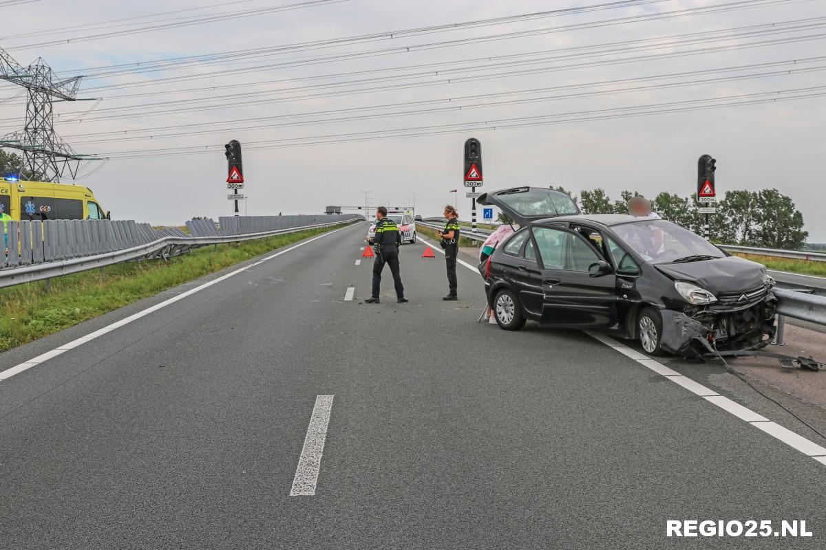 Auto botst tegen vangrail N50