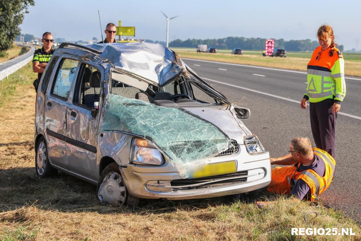 Auto maakt koprol op A6