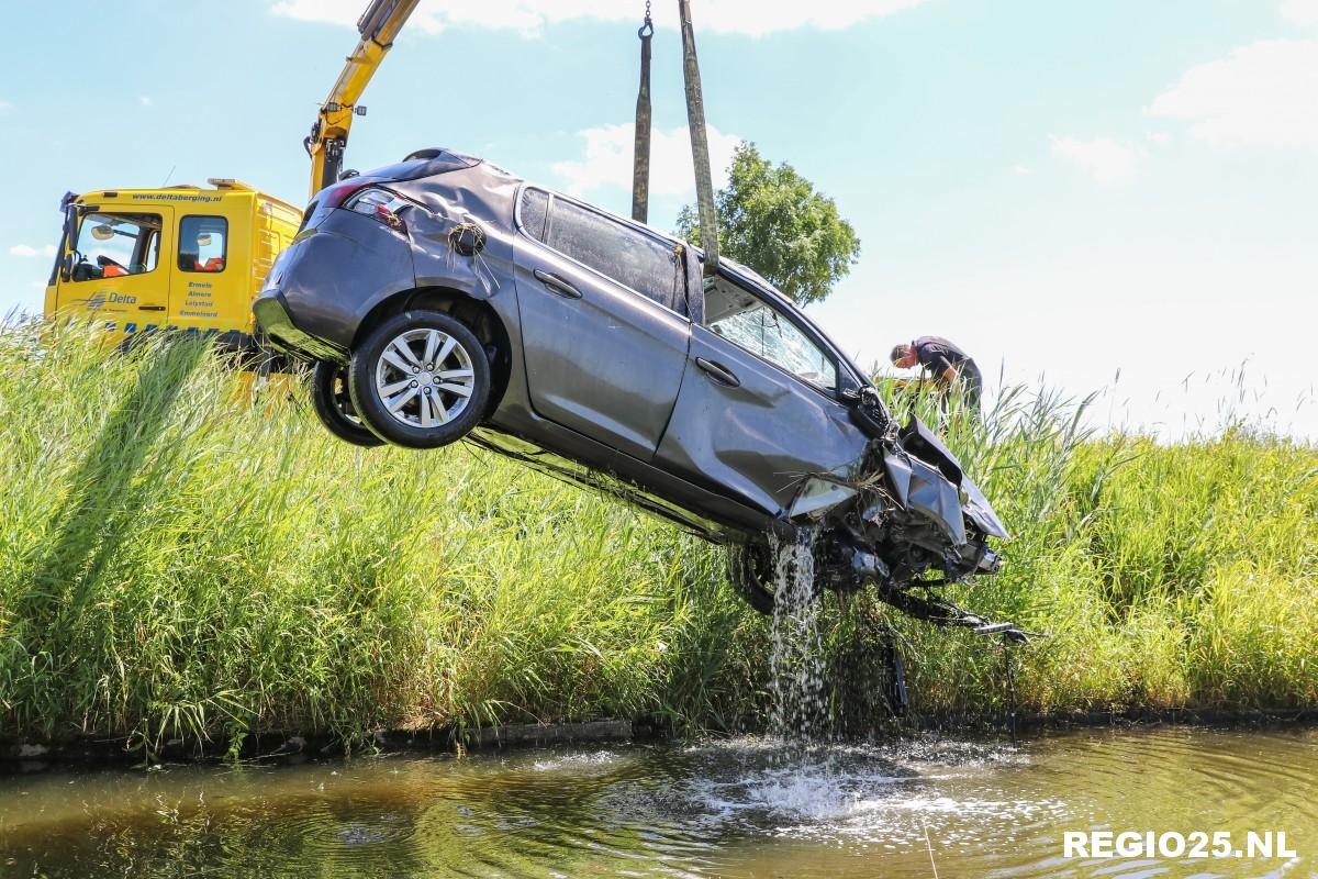 Auto duikt in sloot naast N50