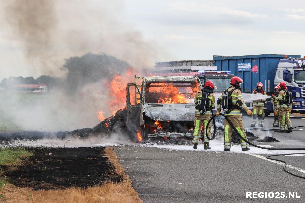 Bestelwagen met stro brandt uit op A6