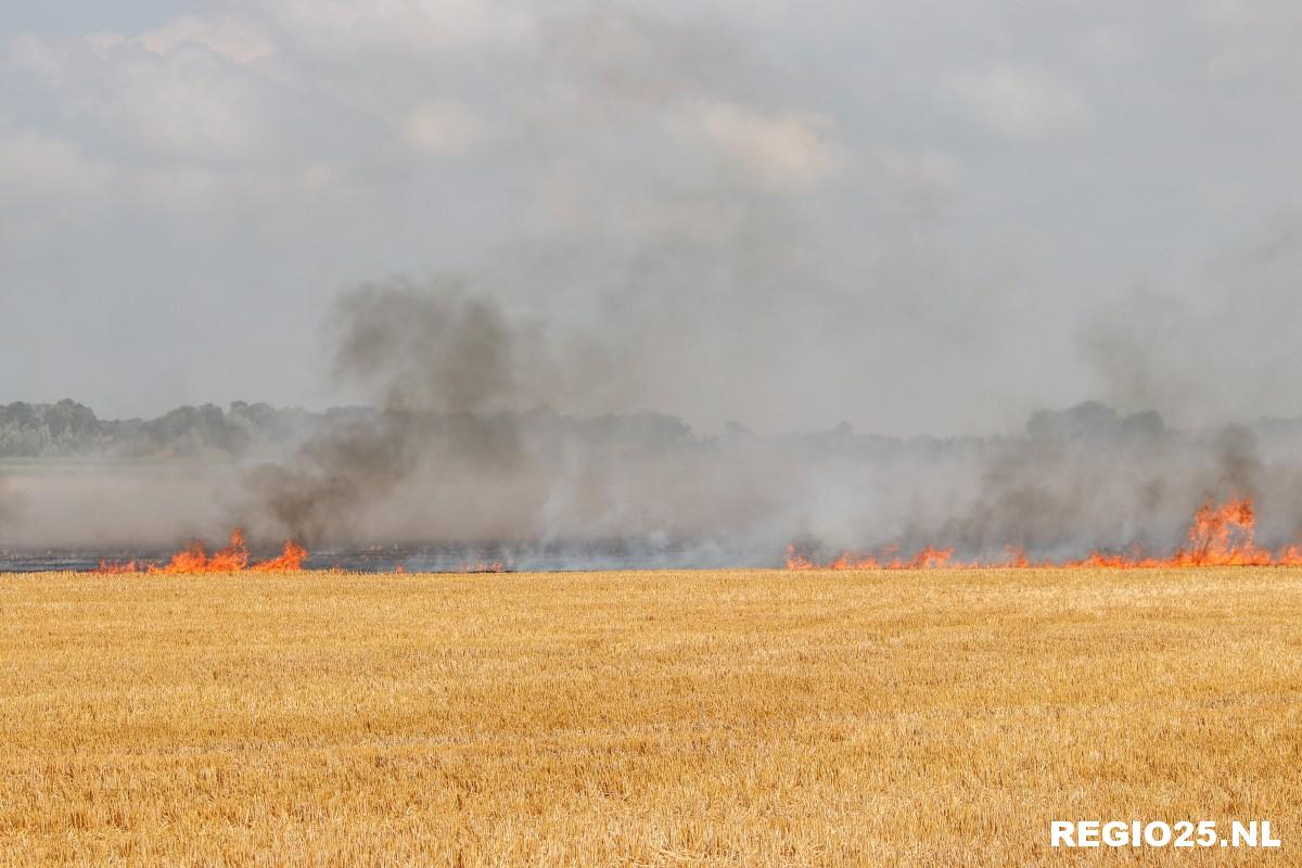 Geoogst graanveld in brand