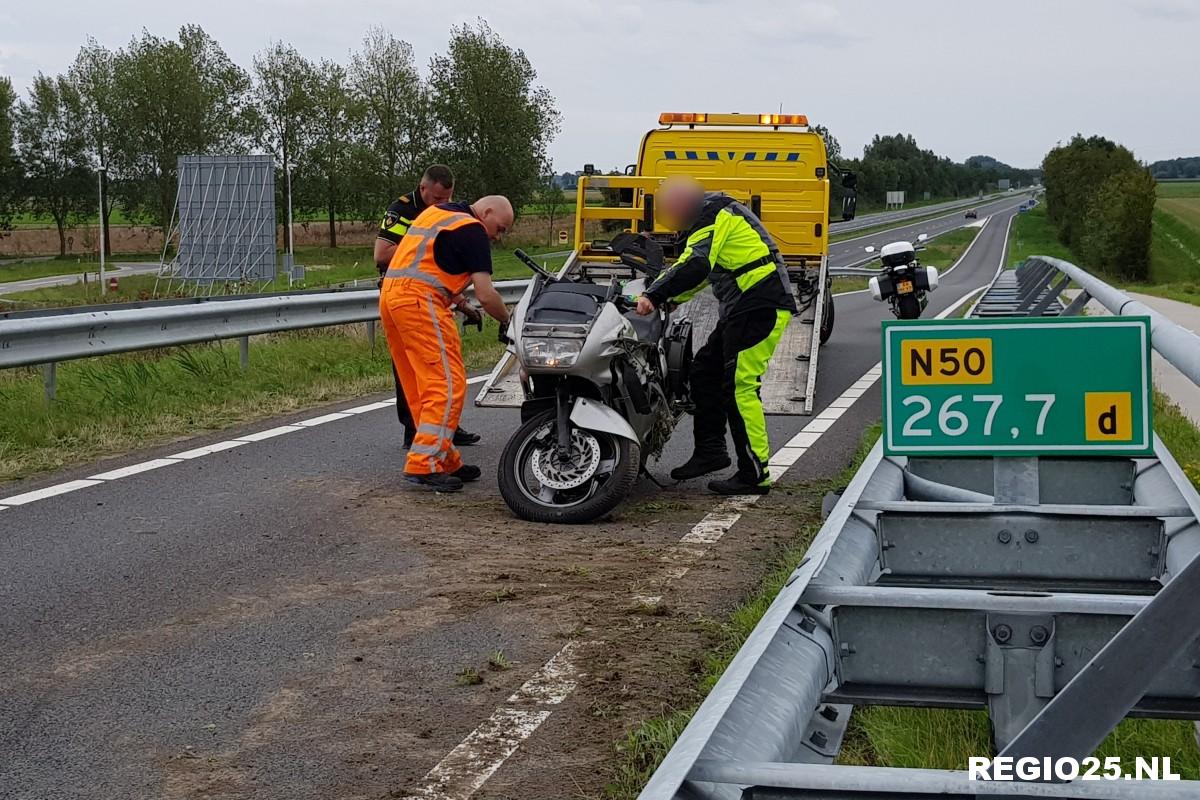 Motorrijder onderuit op oprit N50