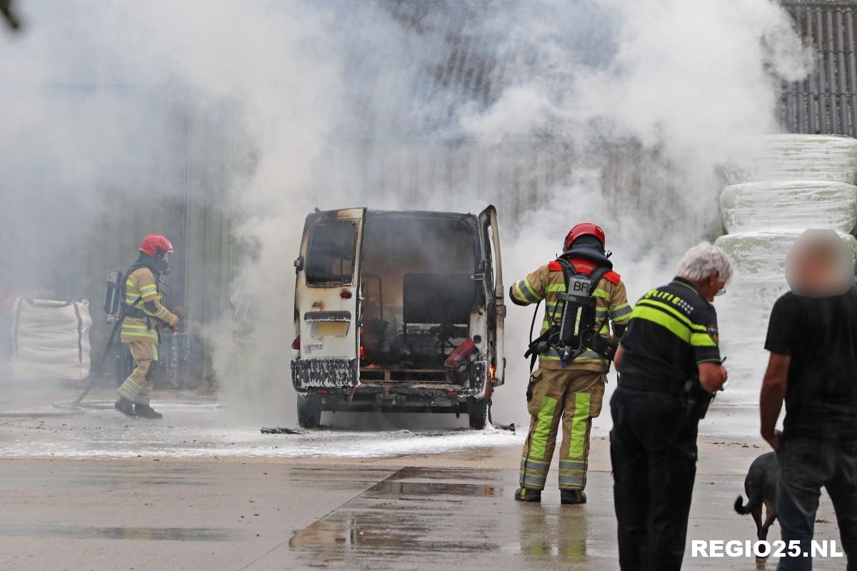 Bestelbus brandt uit op erf