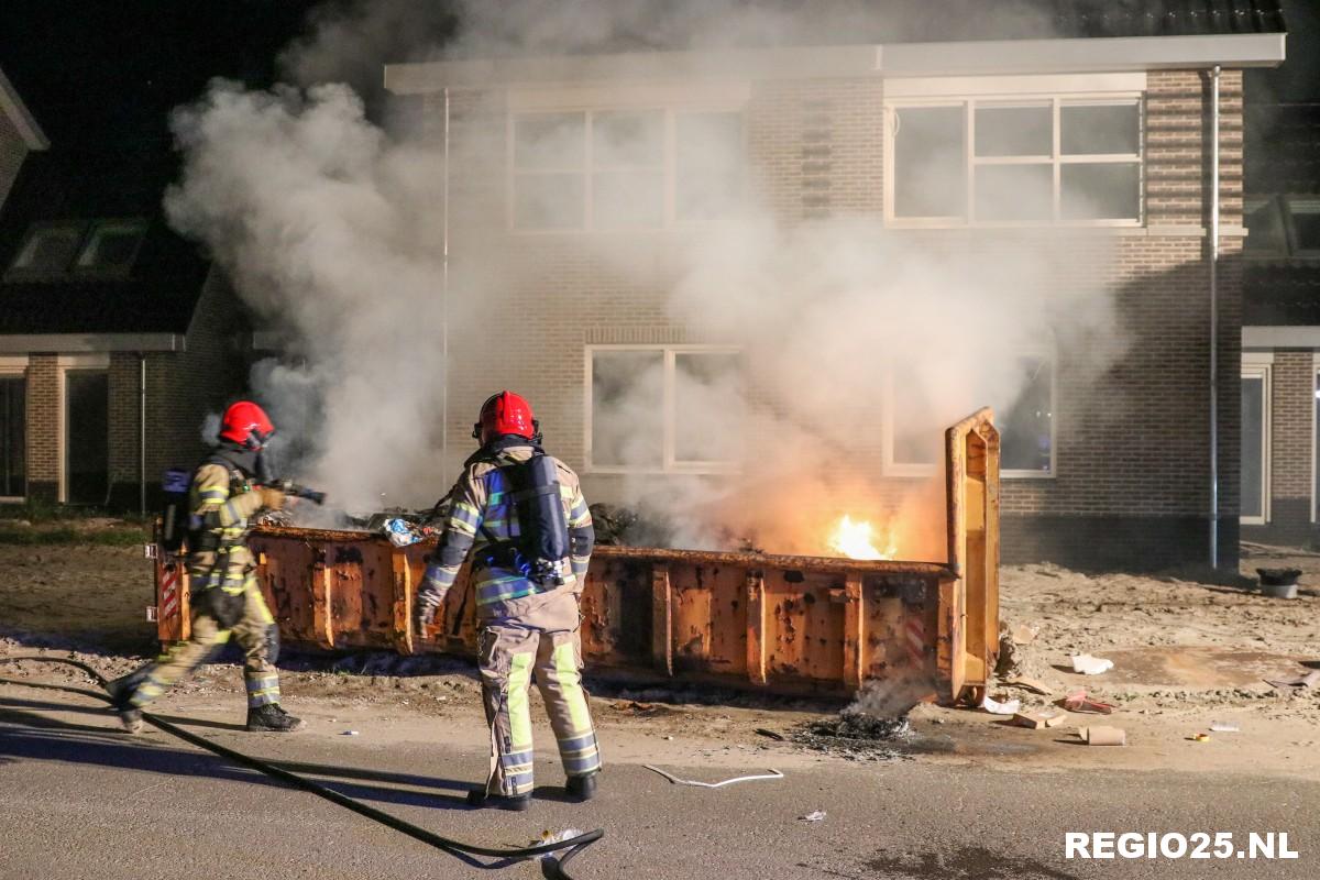 Container met bouwafval in brand