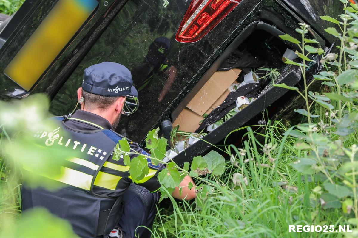 Auto met hennep duikt de sloot in