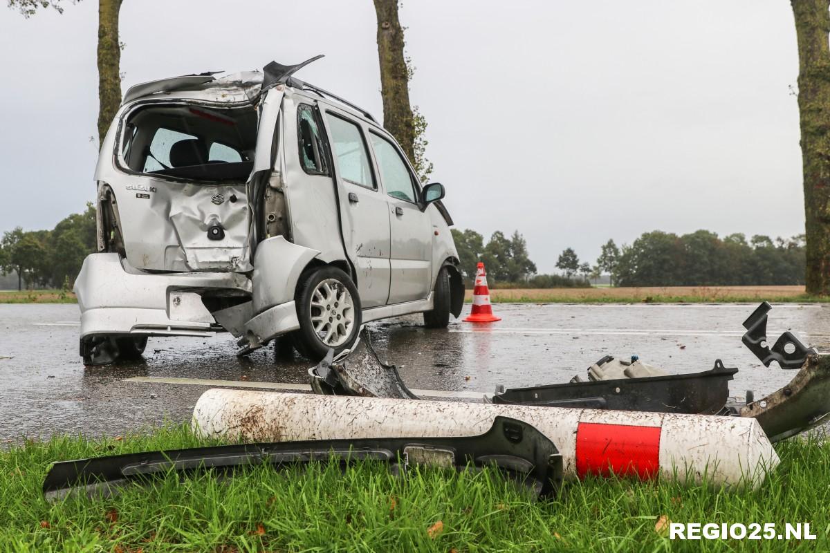 Auto tegen boom langs Gemaalweg