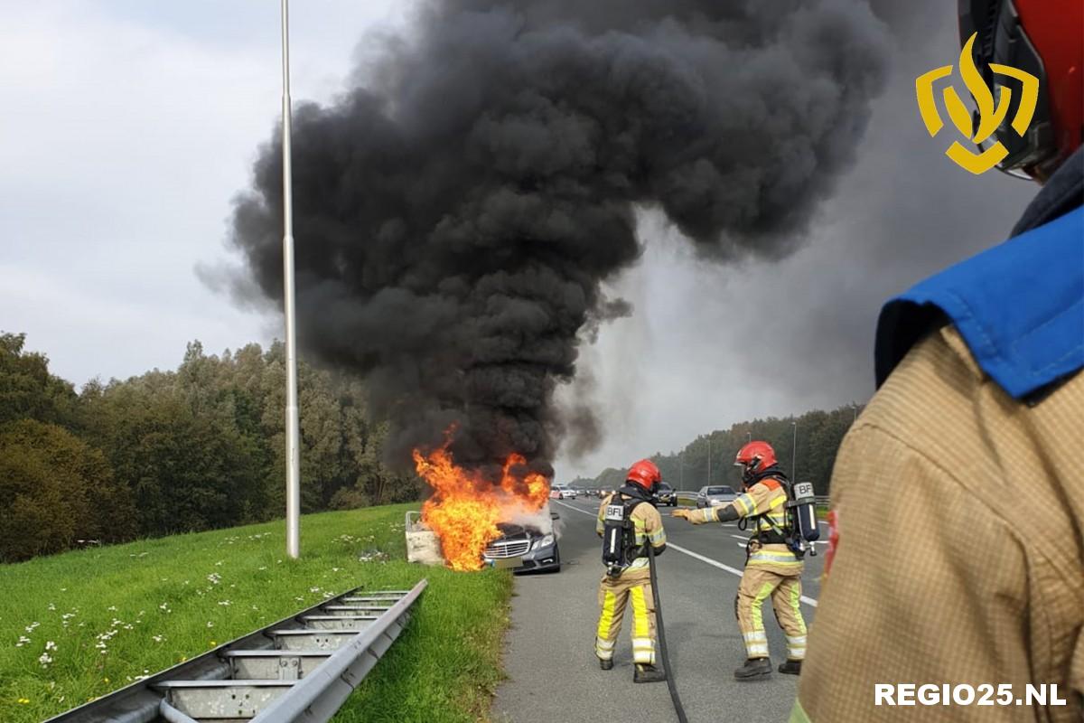 Mercedes volledig uitgebrand op A6