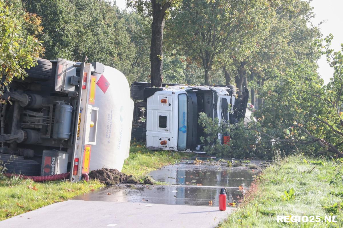 Tankwagen vol met brandstof gekanteld