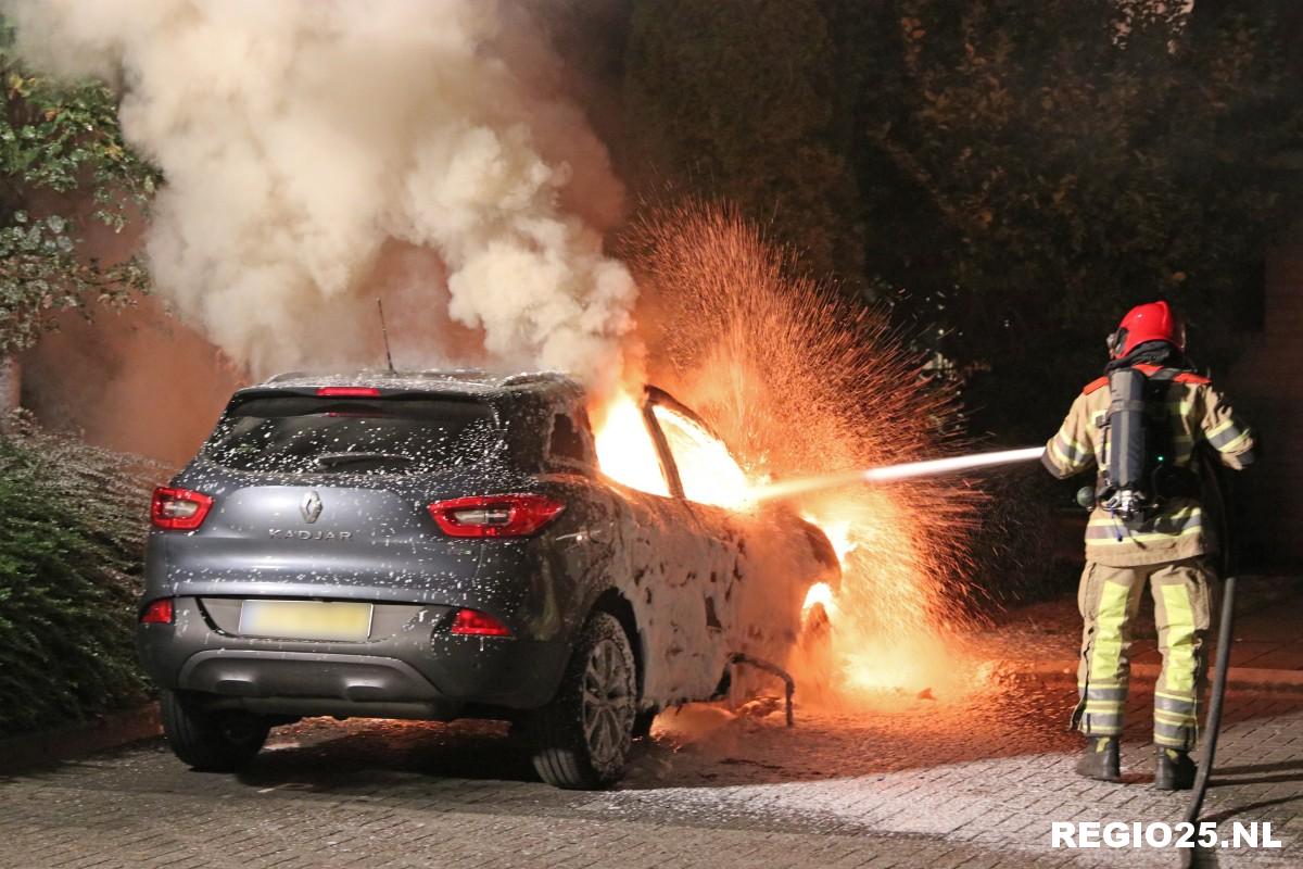 Auto uitgebrand in hofje Middelplaat