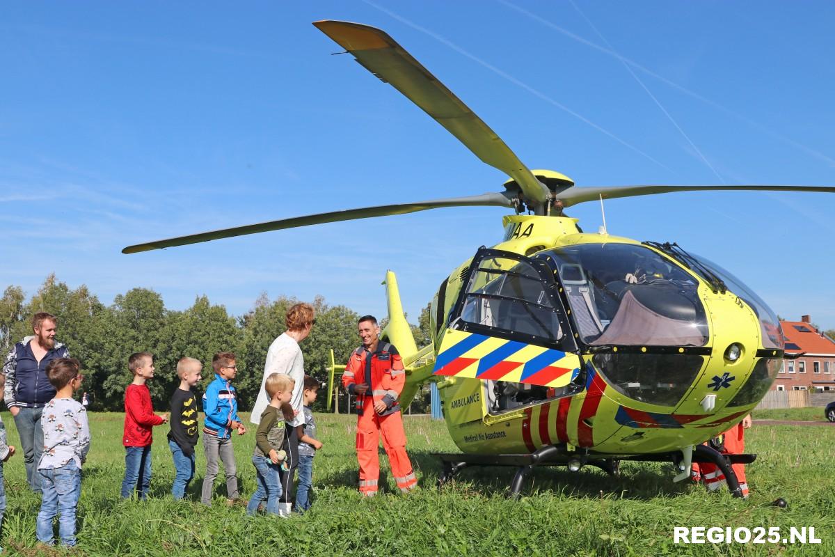 Kinderen bewonderen traumahelikopter