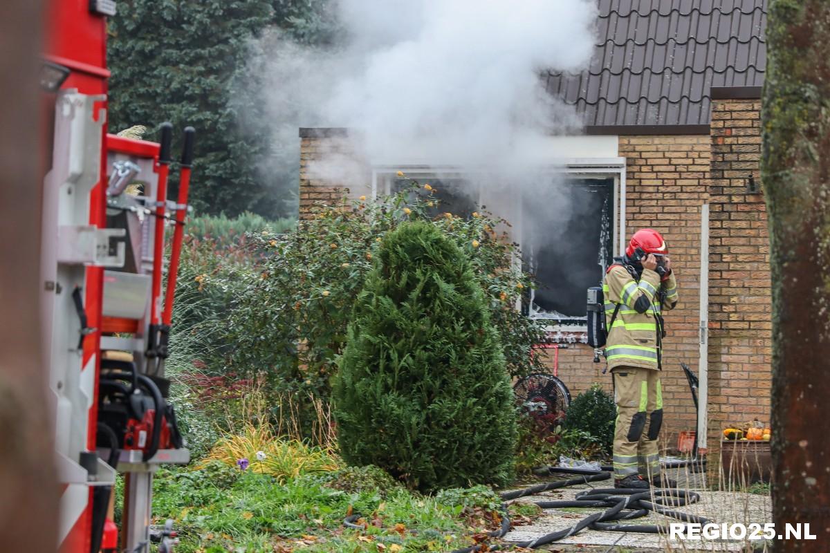 Veel rook door brand in woonkamer