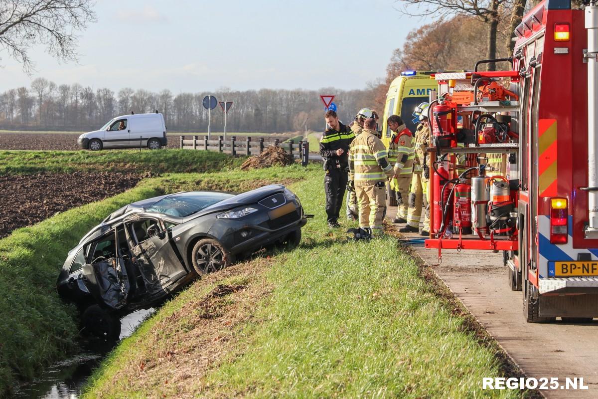 Auto in de sloot na botsing met bomen