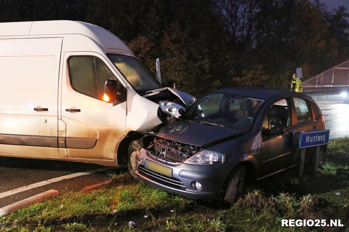 Forse aanrijding tussen busje en auto