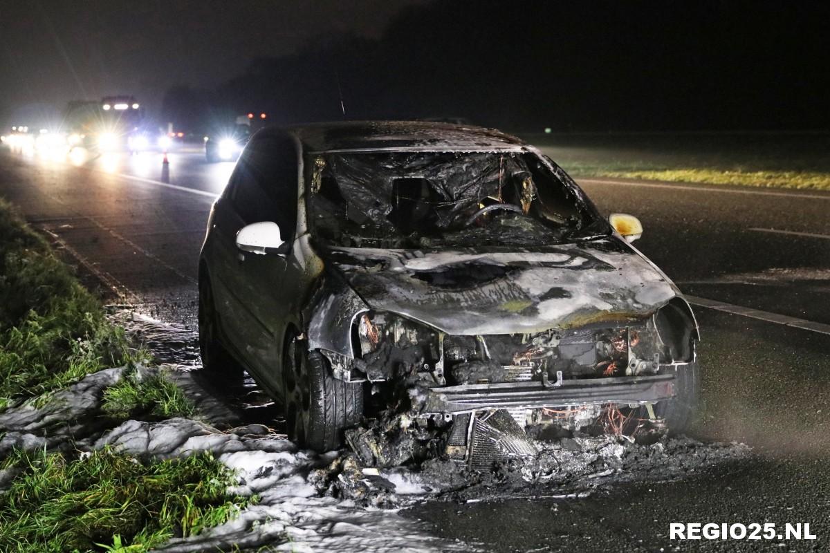 Lange file door brandende auto