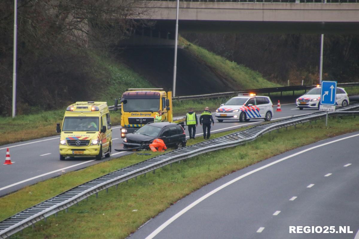 Auto tegen vangrail op N50