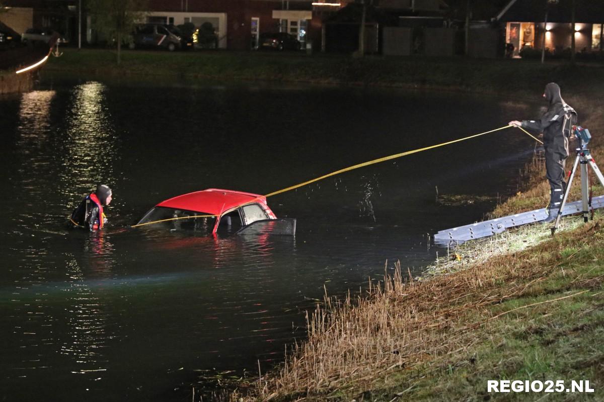 Auto rijdt water naast de Nagel in