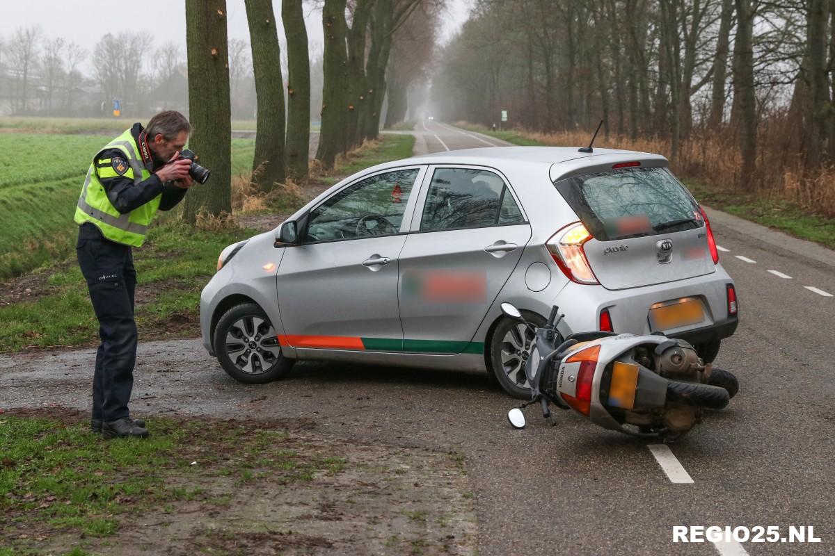 Scooterrijder botst achterop auto