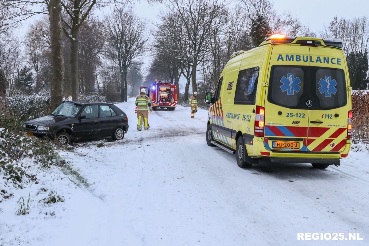 Glad! Auto botst tegen boom