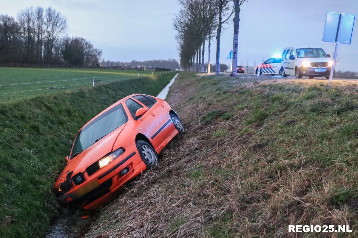 Man lichtgewond bij auto in de sloot