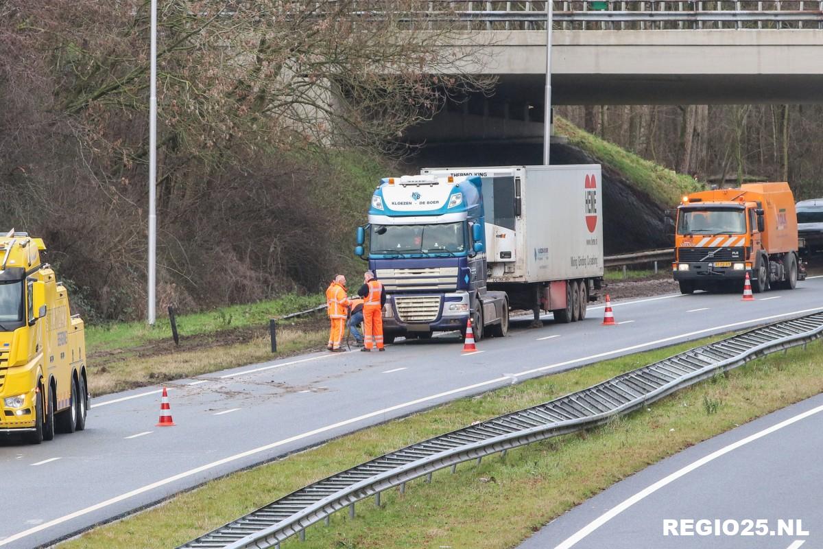 Vrachtwagen raakt van de N50