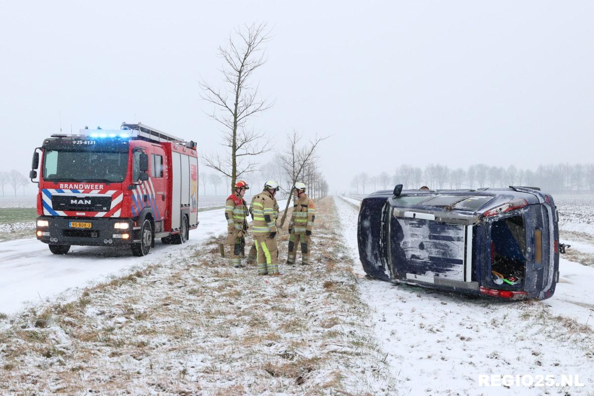 Auto slipt en kantelt langs Friesepad