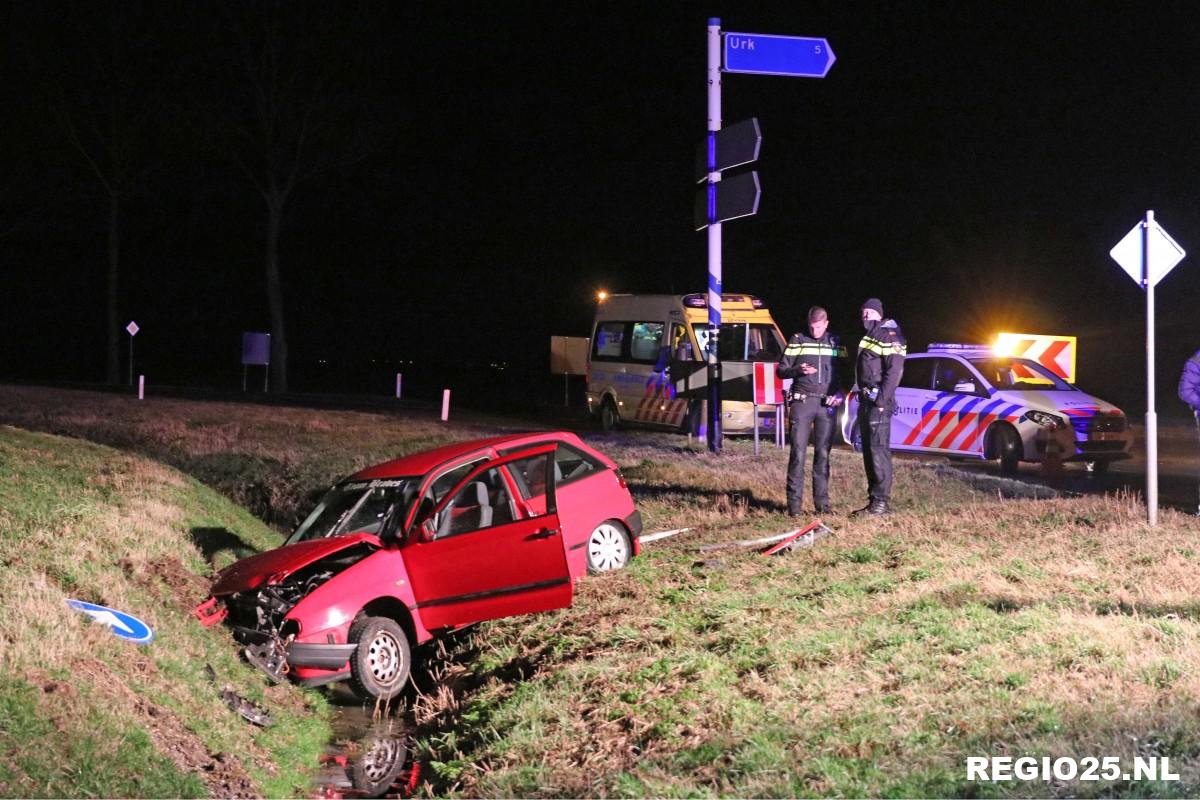 Auto duikt in greppel bij kruispunt