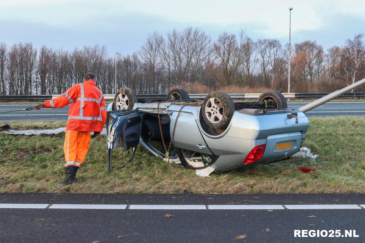 Mannen slaan met auto over de kop